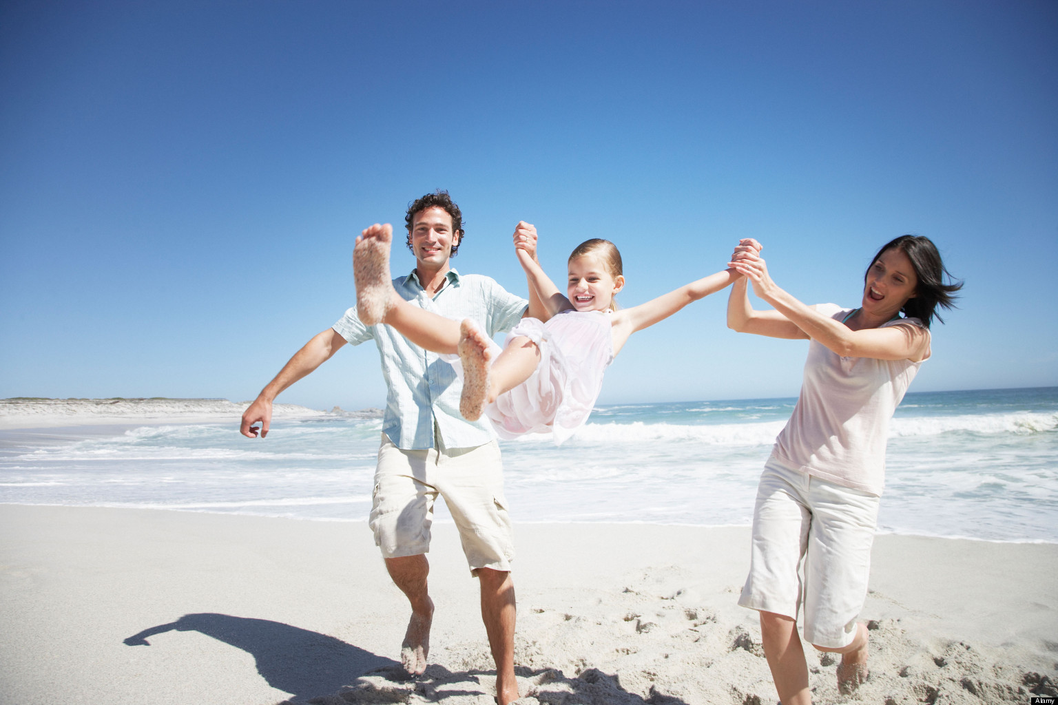 Социально активная семья. Счастливая семья. Здоровая семья. Семья на пляже. Семья со счастливым ребёнком.